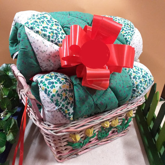 cestino rosa fiori pasquali gialli idea pasqua composizione confezione regalo fiocco 3 cuscini patchwork quilt per sedia cucina fantasia verde fiorellini cotonina