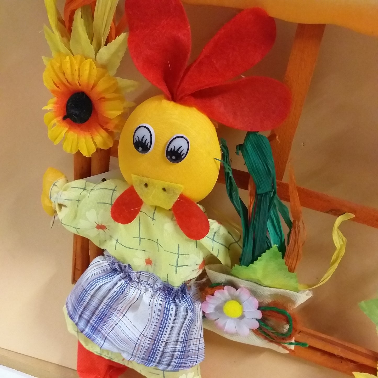 come creare chioccia gallina pezza pannolenci fuoriporta legno finestra welcome fiorellini primula viola foglie edera rafia girasole borsetta margherita pupazzo per decorazioni pasquali vetrine negozi