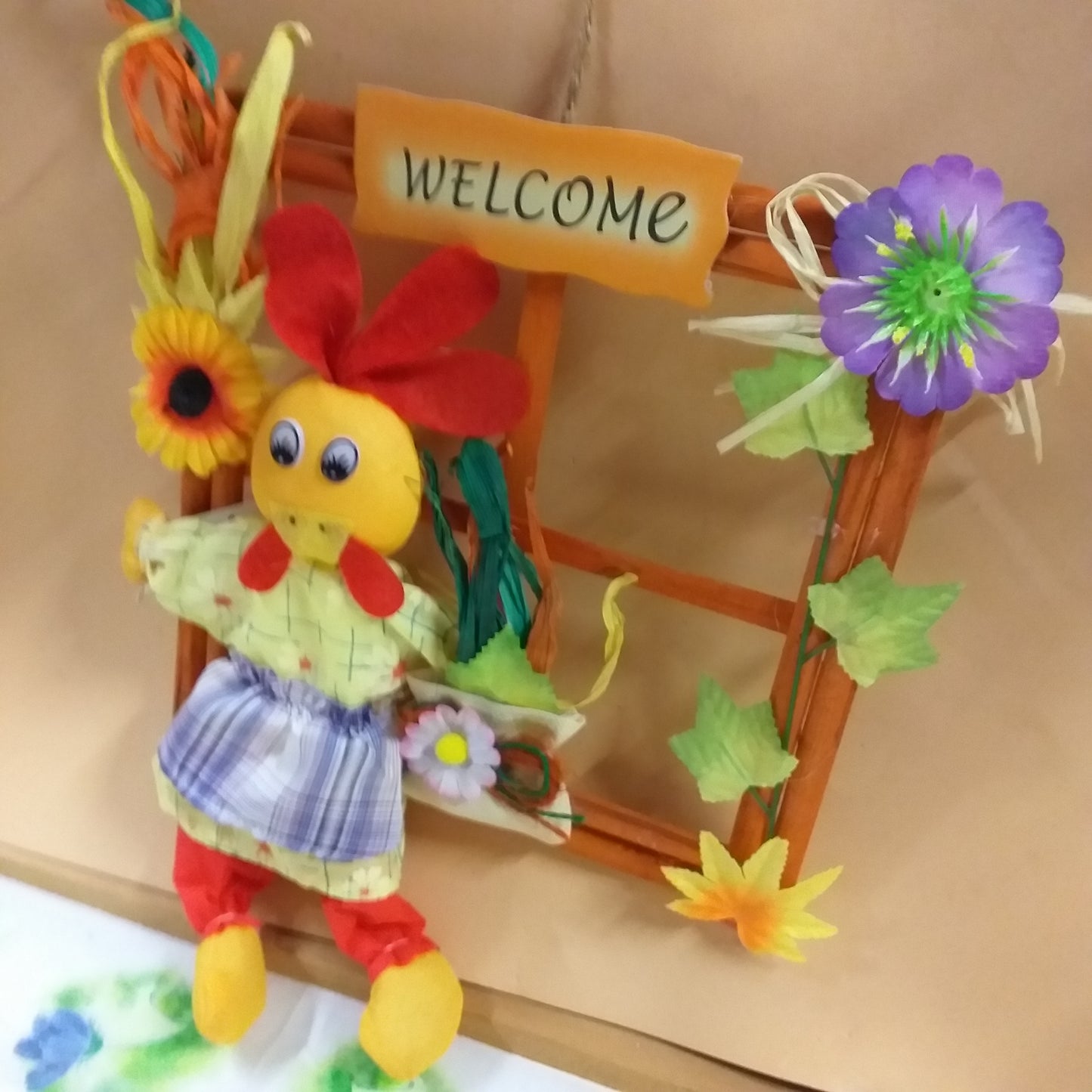 packaging dall'alto chioccia gallina pezza pannolenci fuoriporta legno finestra welcome fiorellini primula viola foglie edera rafia girasole borsetta margherita pupazzo per decorazioni pasquali vetrine negozi