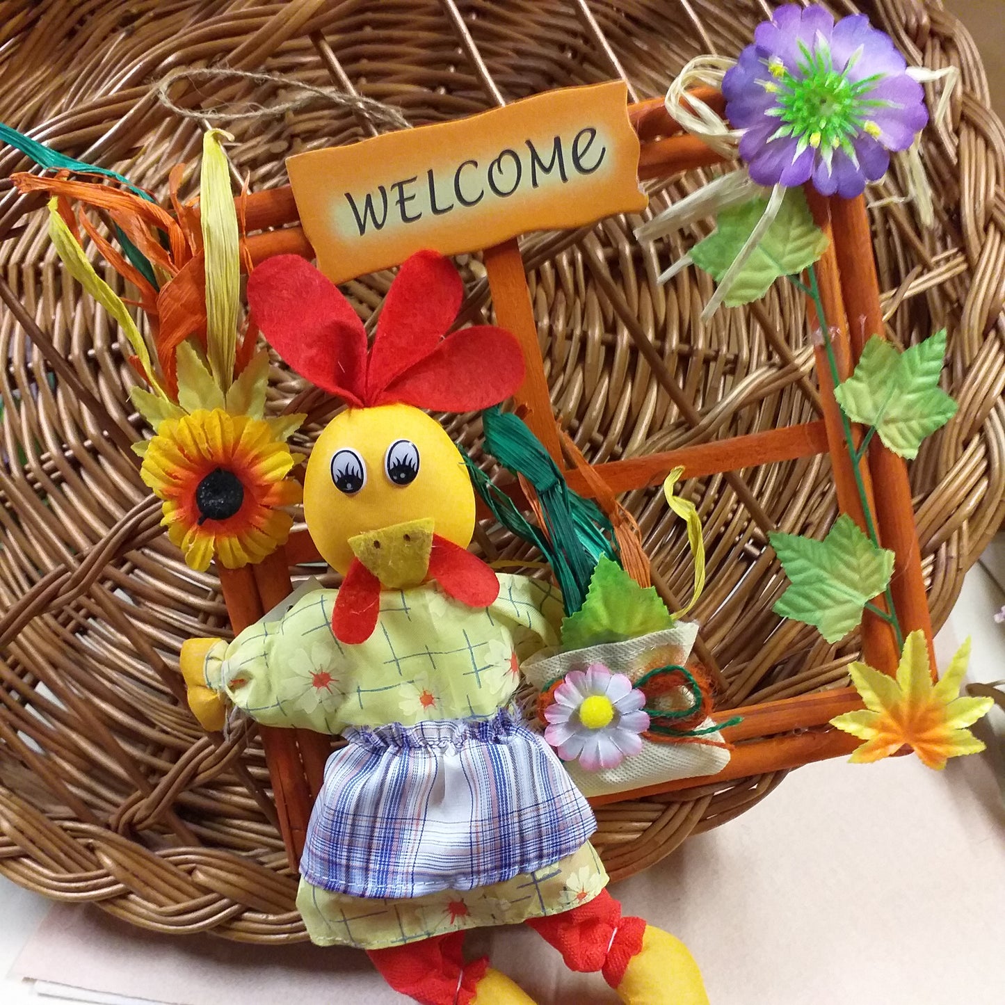 chioccia gallina pezza pannolenci fuoriporta legno finestra welcome fiorellini primula viola foglie edera rafia girasole borsetta margherita pupazzo per decorazioni pasquali vetrine negozi cesto grande vimini rosso da appendere portariviste