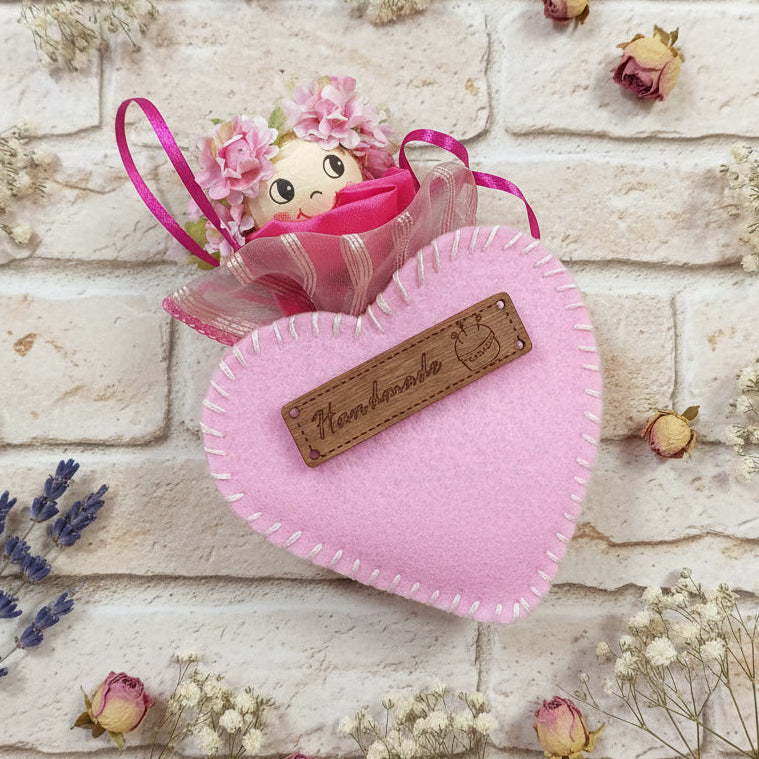 idea fai da te bambolina pannolenci con etichette legno targhette bottoni decorativi scritta handmade uso personalizzare fatto a mano hobbistica lavori uncinetto maglia borse artigianali