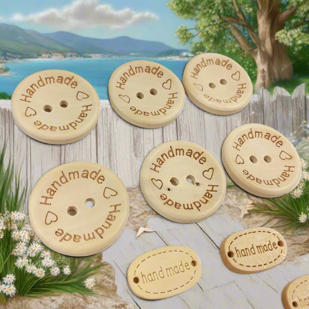 forma rotonda etichette legno targhette bottoni decorativi scritta handmade cuoricini gomitolo uso personalizzare fatto a mano hobbistica bambole di pezza lavori uncinetto maglia borse artigianali