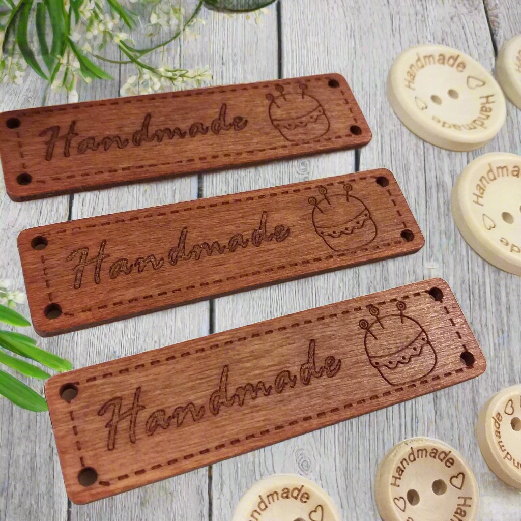 forma rettangolare etichette legno targhette bottoni decorativi scritta handmade cuoricini gomitolo uso personalizzare fatto a mano hobbistica bambole di pezza lavori uncinetto maglia borse artigianali
