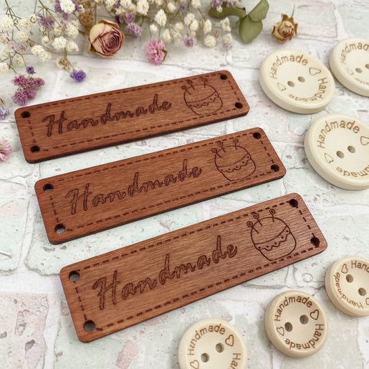 bottoncini forma rettangolare etichette legno targhette bottoni decorativi scritta handmade cuoricini gomitolo uso personalizzare fatto a mano hobbistica bambole di pezza lavori uncinetto maglia borse artigianali