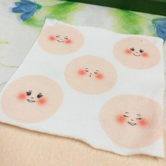dettagli di faccine piccole 4 cm maglina visetti bambole angioletti da 2.5 cm tessuto cotone stafil 4477-011 friends occhi aperti chiusi sorriso posa da cantore 5 modelli visi stampati disegnati colorati dipinti uso fai da te testine pupazzi di stoffa e pezza
