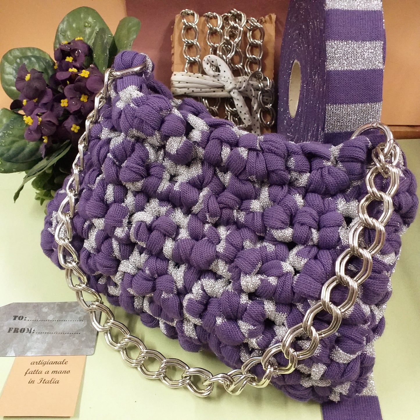 artigianale fatta a mano in Italia crochet bag pochette cerimonia viola argento lurex borsa uncinetto fettuccia alta larga piatta maglia bassissima manico catena argento idea regalo packaging tag from to