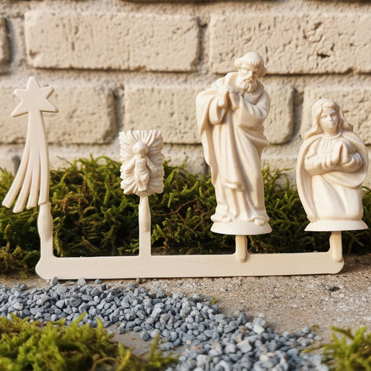 vetrina natale primo piano gruppo statuine mini Presepe Natività 3 cm Gesù Giuseppe Maria Madonna stella cometa statuette bianche miniatura da decorare colorare per addobbi pallina sfera per albero