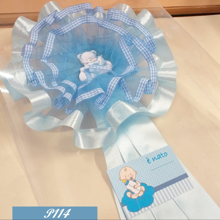 orsacchiotto celeste maschietto azzurro bimbo coccarda grande fiocco da nascita originale da esterno lungo di nastro e tulle bigliettino per scrivere il nome è nato bebè con biberon