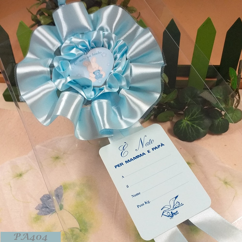 E' nato un bimbo per mamma e papà a (luogo) il (data) nome peso kg cicogna bebè maschietto celeste azzurro cuore coniglietto orsacchiotto coccarda grande fiocco da nascita originale da esterno lungo di nastro
