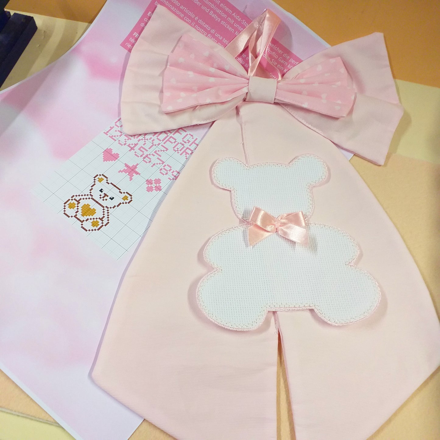 schemi alfabeto per orsetto rosa bimba femminuccia coccarda nascita fiocco da ricamare punto croce tela aida stoffa cotone per fuoriporta