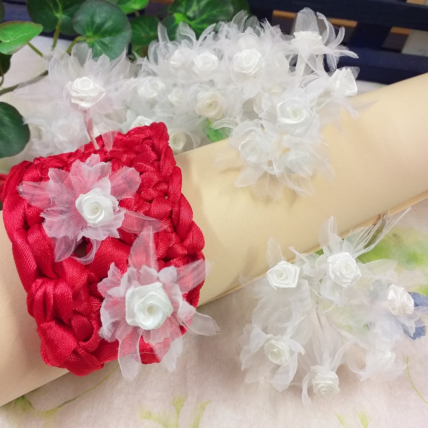 vetrina bracciale rosso raso uncinetto pulsera damigelle sposa con roselline organza raso bianche crema uso fai da te bomboniere applicazioni abiti vestiti borse da cerimonia pochette da sera