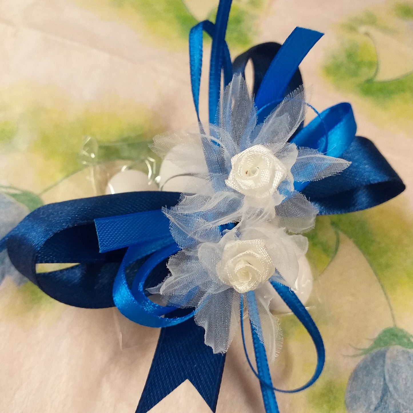 applicazione busta portaconfetti con rosellina organza raso bianca crema uso fai da te bomboniere fiorellini di tessuto stoffa coccarda blu