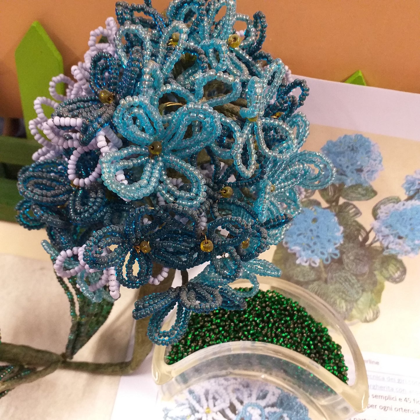 primo piano pianta blu azzurro perline di vetro rocailles di conteria per ortensia fiori veneziani kit spiegazioni istruzioni e foglie composizioni fiorellini