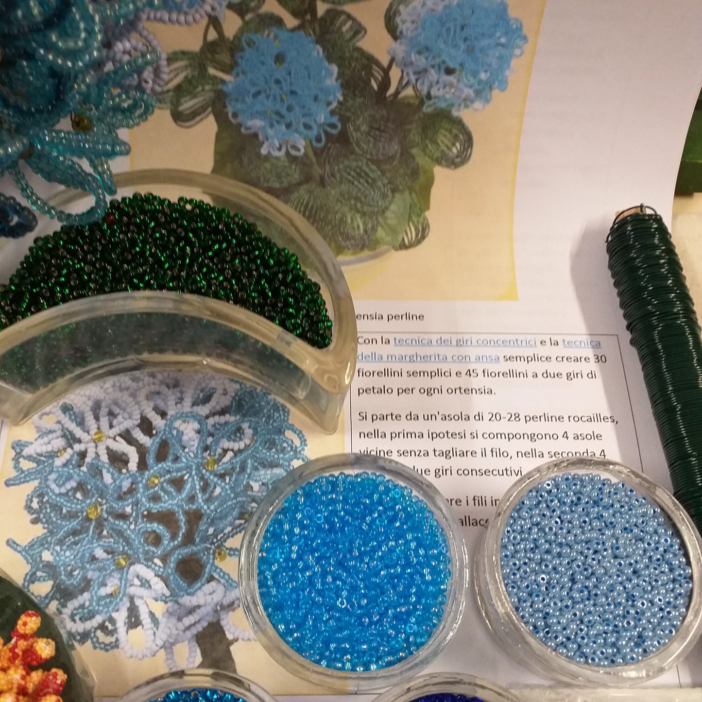 dettaglio blu azzurro perline di vetro rocailles di conteria per ortensia piantina fiori veneziani kit spiegazioni istruzioni fili per composizioni fiorellini