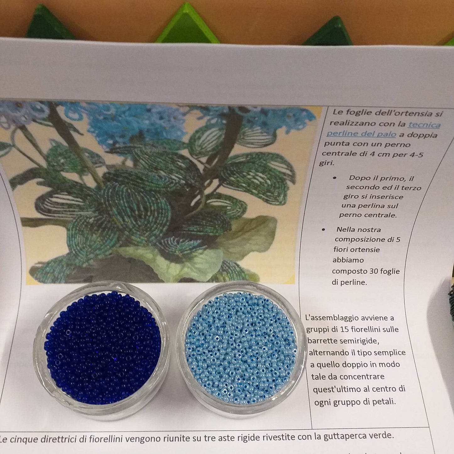 le foglie dell'ortensia di perline con la tecnica del palo perno centrale, primo piano rocailles conteria blu e celeste azzurro idee per l'assemblaggio della piantina