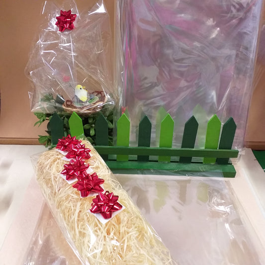 idea creativa cestino pasquale confezione cellophane trasparente vendita fogli paglietta di legno riempitivo 5 coccardine rosse di carta metallizzata per packaging cesti regalo kit fai da te