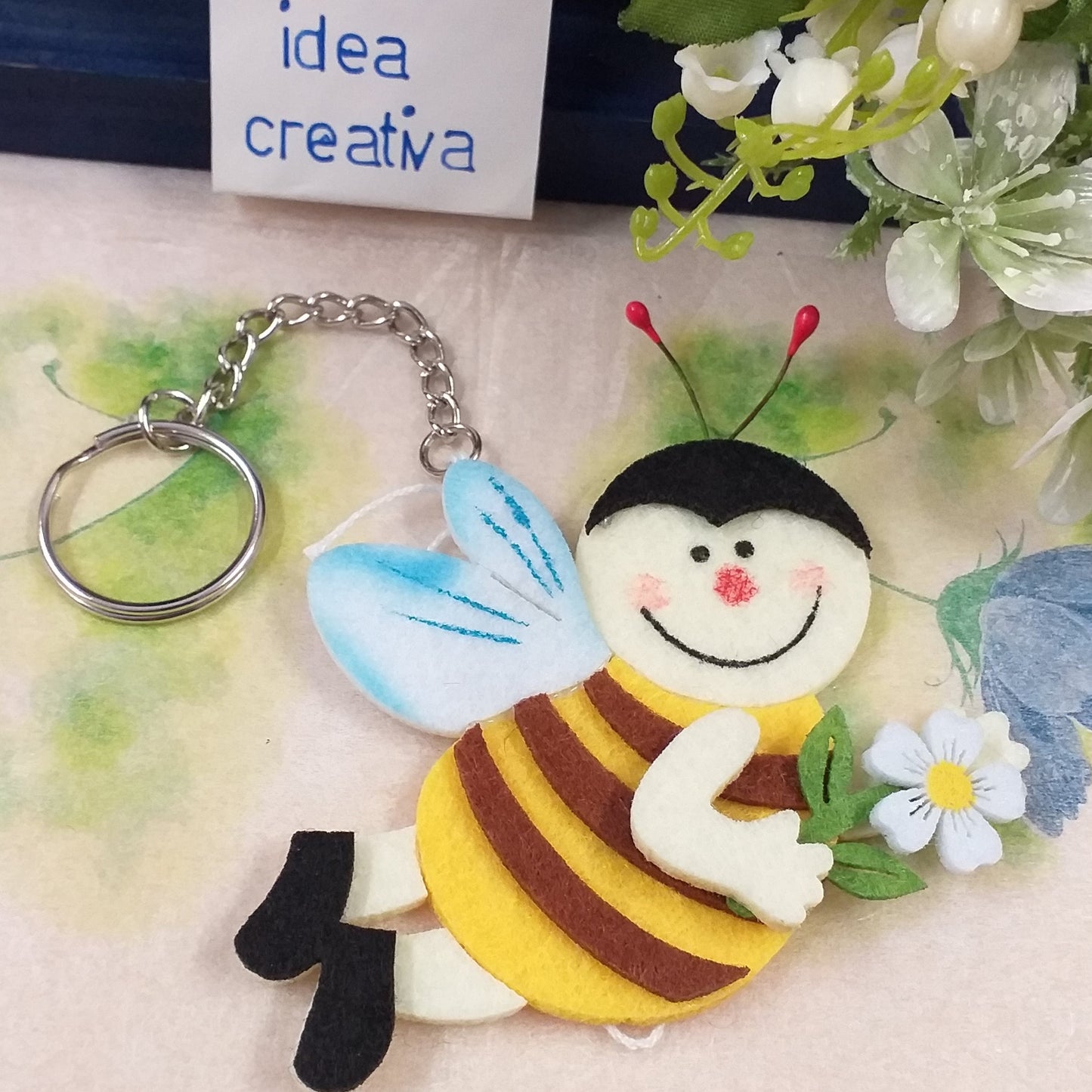 idea creativa ape feltro pannolenci con anello apribile catenella ganci portachiavi fai da te bijoux bigiotteria di perline ricordini souvenir gadget bomboniere