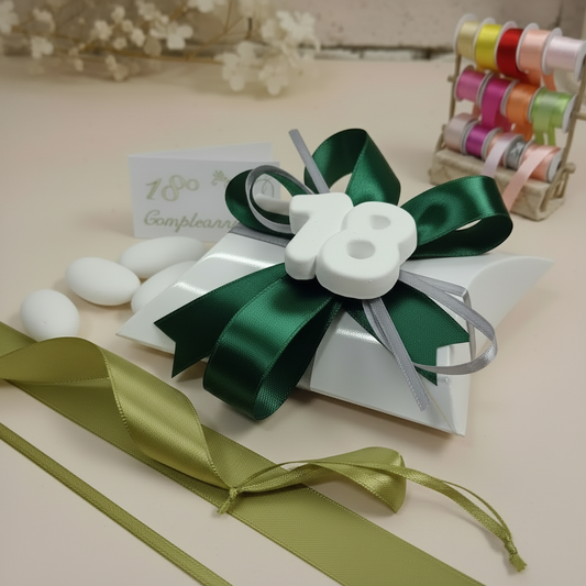 18 anni diciottesimo compleanno bigliettino bianco oro confettata 3 confetti mandorla bianchi bustina economica originale confezionata gessetto fiocco coccarda verde muschio