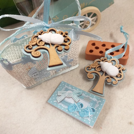 bimbo celeste azzurro maschietto sacchetti sportine portaconfetti nascita Battesimo juta confezionate bomboniere ciondolo albero della vita legno applicazione gessetto biberon 3 confetti bigliettini