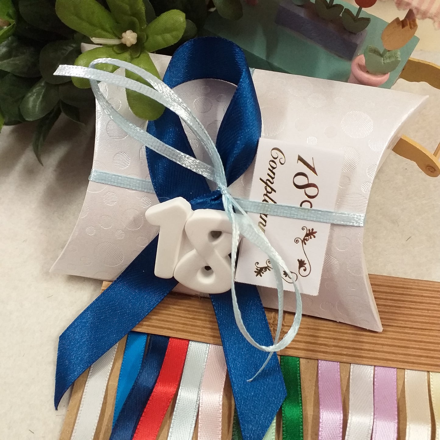 scelta colori per 18 anni diciottesimo compleanno bigliettino bianco oro confettata 3 confetti mandorla bianchi bustina economica originale confezionata gessetto fiocco coccarda blu