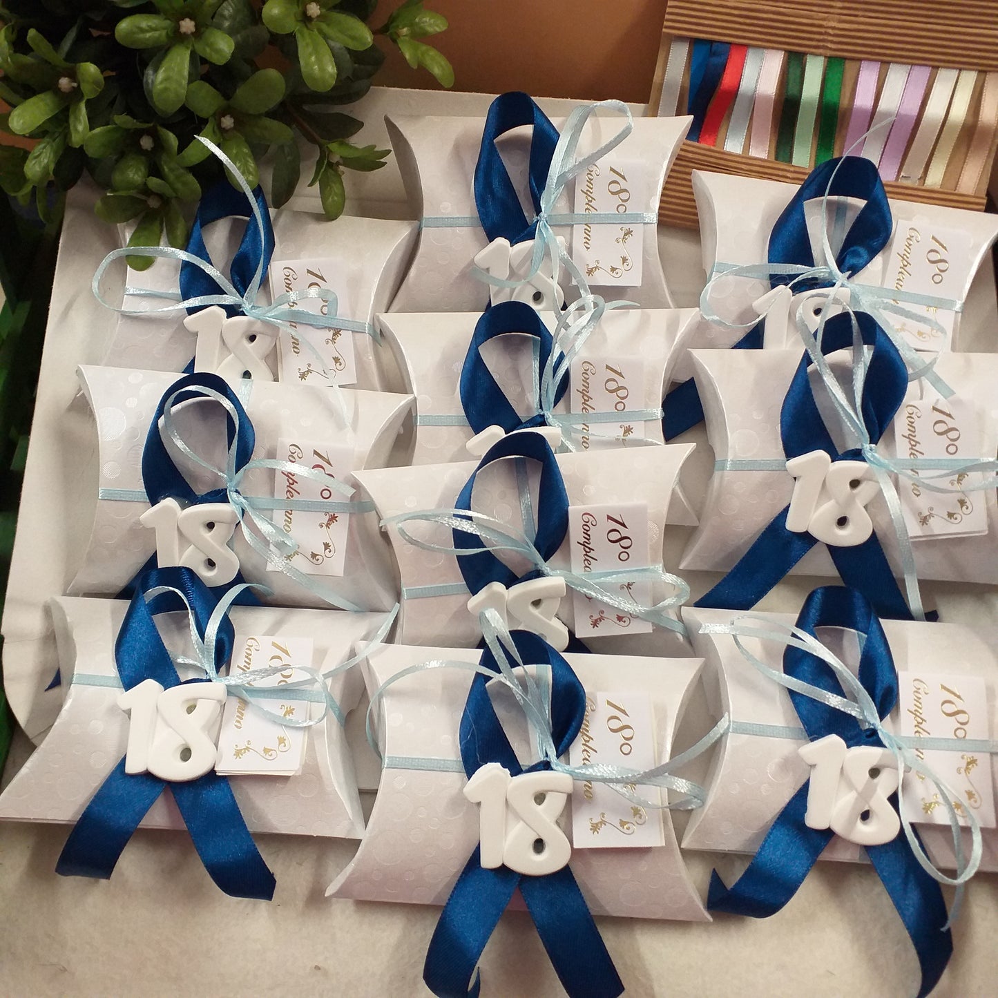 confettata e colori per 18 anni diciottesimo compleanno bigliettino bianco oro 3 confetti bustina economica originale confezionata gessetto fiocco coccarda blu