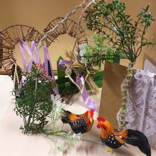 casetta corda juta verde artificiale cuore viticcio vimini rattan ghirlande fuoriporta pasquali da appendere decorazioni fiori rafia gallo gallina fiorellini  bianchi rosa miniature