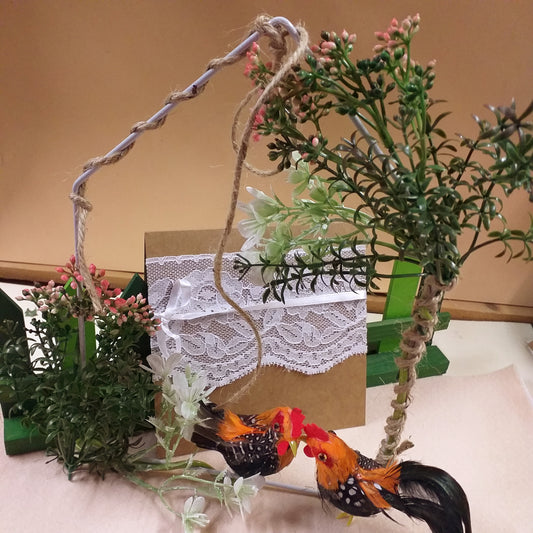 casetta di metallo ferro bianco rivestita filo juta ghirlanda fuoriporta pasquali da appendere decorazioni fiori rosa bianchi gallo gallina fiorellini miniature