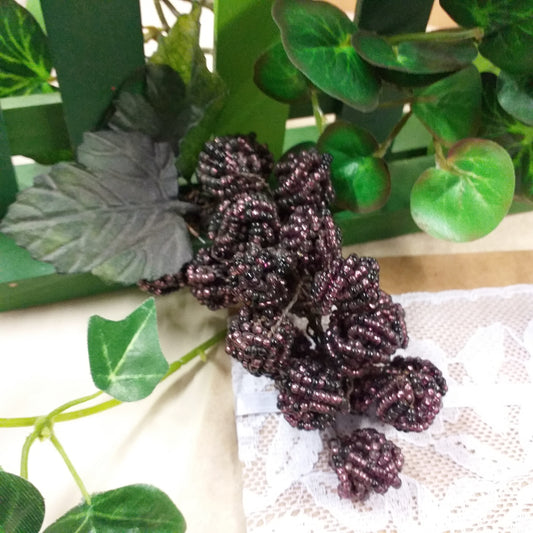 grappolo uva perline veneziane perle di conteria Murano creazione artigianato Venezia con rocailles colore viola idea regalo e bomboniera