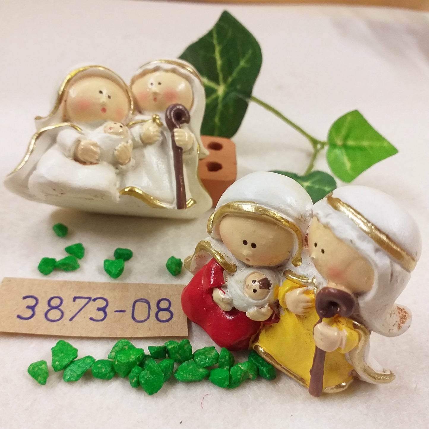bianco rosso giallo ocra gruppo Natività Giuseppe Maria Gesù Bambino statuine Presepe miniatura ceramica artigianale etnico moderno originale colorate idea bomboniera Battesimo natalizia chiudipacco regalo vetrinistica