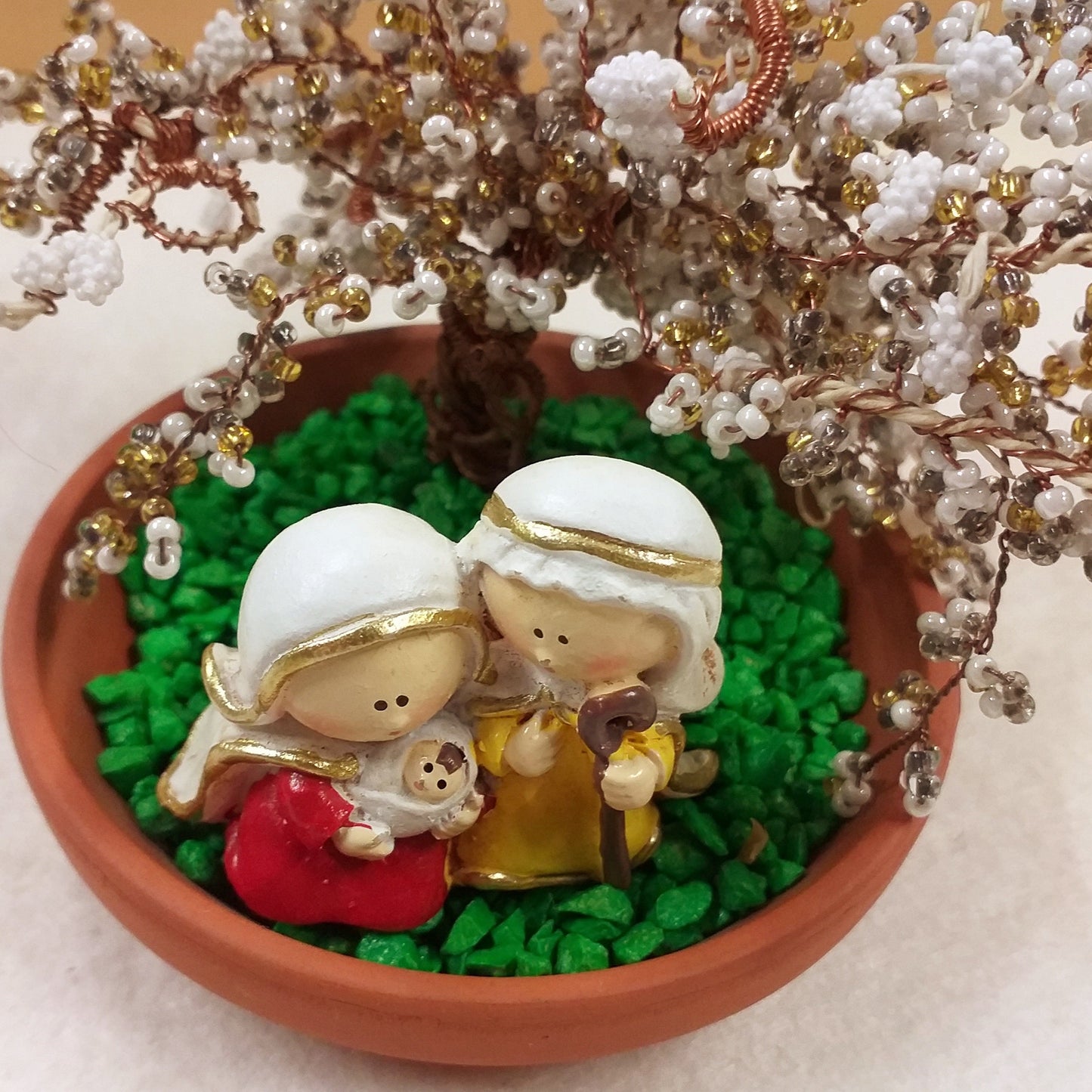 bianco rosso giallo ocra gruppo Natività Giuseppe Maria Gesù Bambino statuine Presepe miniatura ceramica artigianale etnico moderno originale colorate idea bonsai perline bomboniera Battesimo natalizia chiudipacco regalo vetrinistica