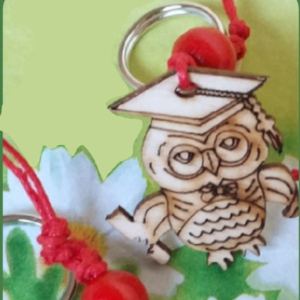 gufetto pergamena portachiavi laurea ciondolo legno artigianale fatto a mano con perline corda rossa fiocchetto per bomboniere fai da te originali diploma magistrale facoltà universitarie