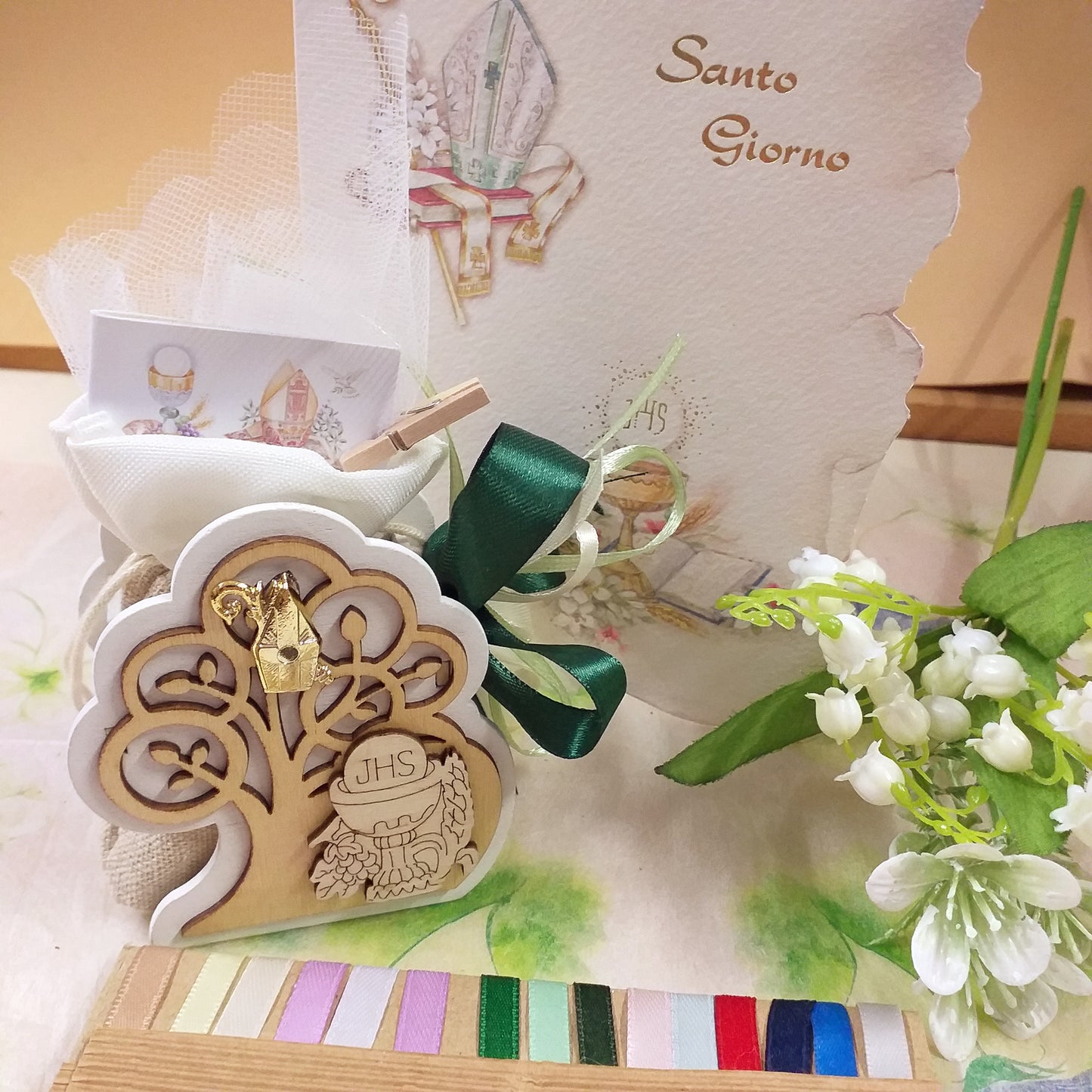 Santo Giorno bomboniera Comunione Cresima piantina albero della vita legno casetta con simboli entrambe le cerimonie Mitria pastorale Calice uva spighe confezionata confetti bigliettino coccarda fiocco