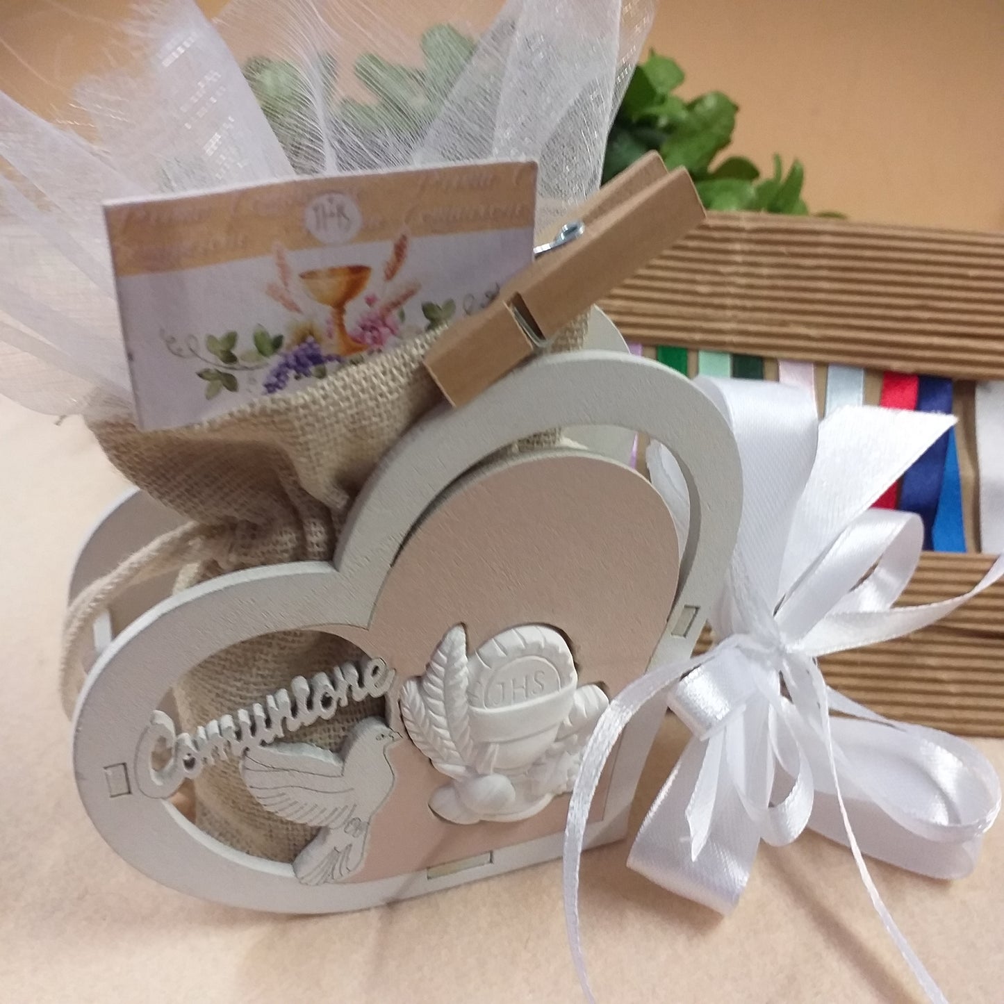 tutto bianco icona bomboniera cuore legno simboli prima comunione calice gessetto spighe uva colomba piantine sacre religiose confezionate confetti bigliettino sacchettino juta tulle nastro coccarda modello bambina bimba ragazza