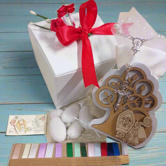scatola bianca con piantina albero della vita legno icona bomboniere sacre religiose Santa Cresima simboli pastorale Mitria colomba Santo Giorno confezionata con Rosario di perle decina Croce metallo zama confetti bigliettino