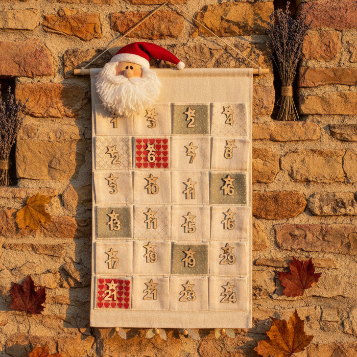 idea calendario avvento di tessuto con numeri di legno per calendario avvento fai da te cucito creativo faccia babbo natale pannello da appendere sul muro