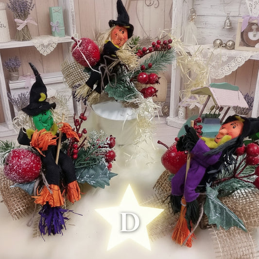 modello casuale vetrina composizione fiorista juta addobbo bacche rosse melograno mela pino agrifoglio mini scopa rafia scacciaguai portafortuna decorativa Natale befana epifania chiudi-pacco dono floreale