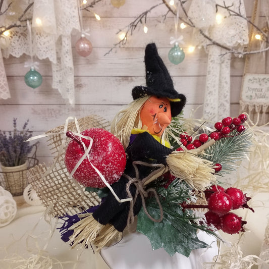 composizione fiorista juta addobbo bacche rosse melograno mela pino agrifoglio mini scopa rafia scacciaguai portafortuna decorativa Natale befana epifania chiudi-pacco dono floreale