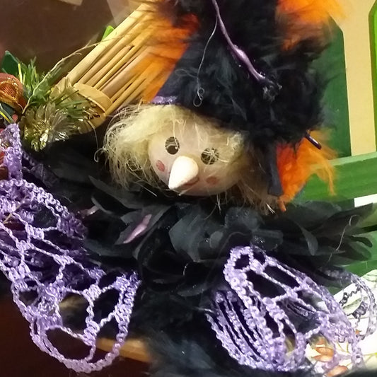 cappello feltro panno nero piume fiori organza vestina lilla bambola di panno pezza stoffa befana strega scatola terracotta portadolci con scopetta scacciaguai portafortuna decorazioni natalizie idea confezione regalo sportina borsa shopper fiocco rosso