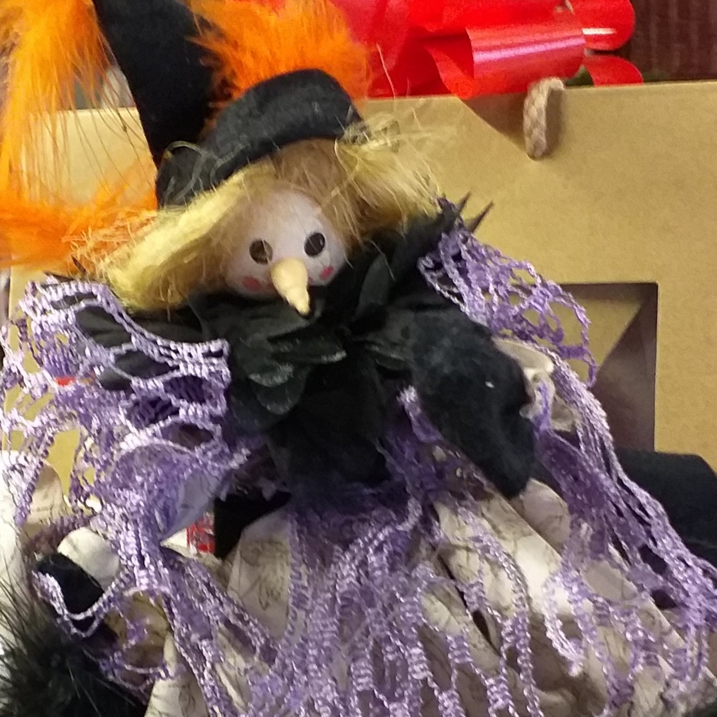 primo piano Epifania 2024 bambola di panno pezza stoffa befana strega lavanda nero arancio scatola terracotta portacaramelle con scopetta scacciaguai portafortuna decorazioni natalizie idea confezione regalo sportina borsa shopper fiocco rosso