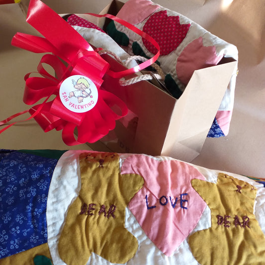 confezionamento borsina shopper carta avana per cuscini patchwork coppia federe orsi love e fiori packaging flower rotondo quadrato idea regalo San Valentino cupido