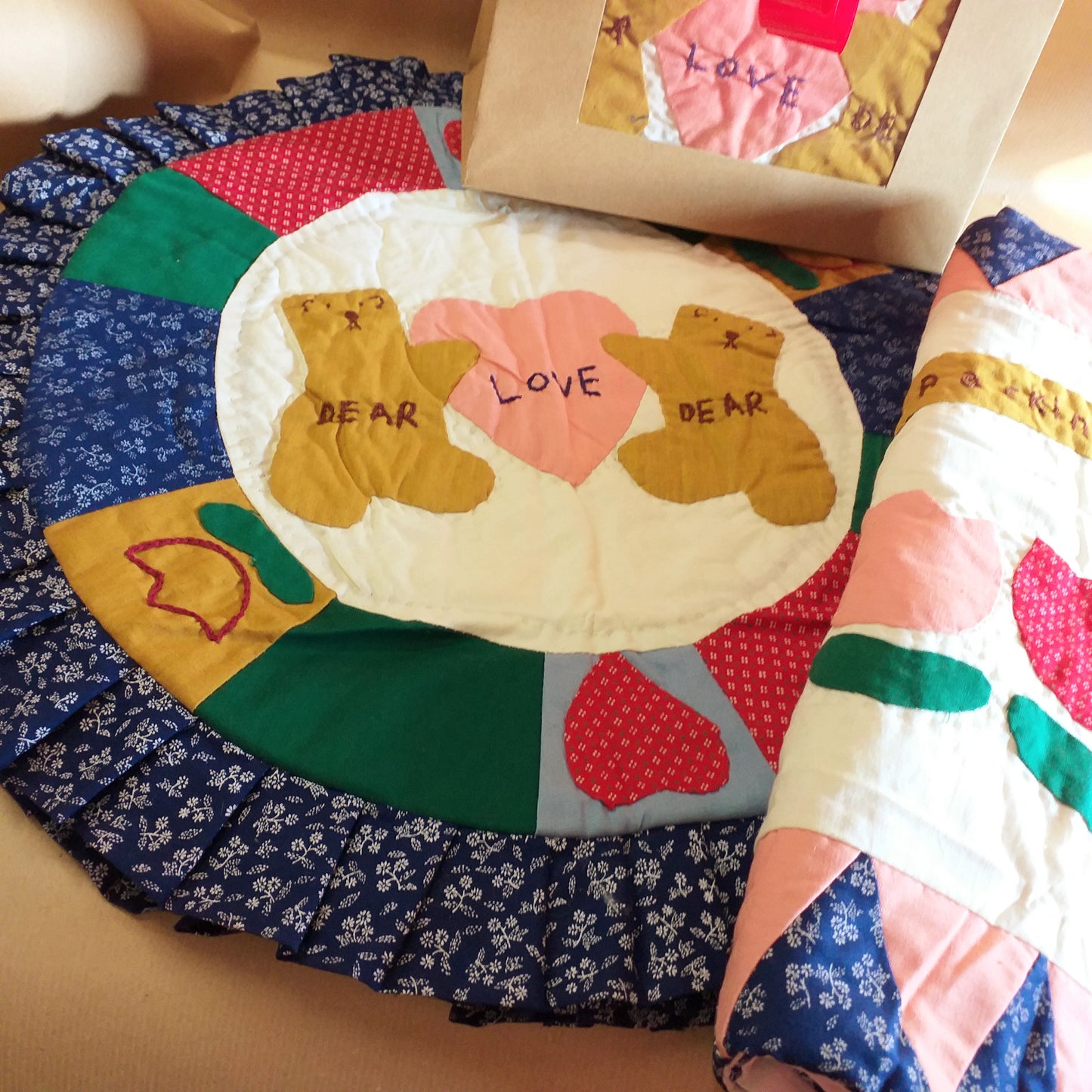 confezionamento coppia cuscini patchwork federe orsi love e fiori packaging flower rotondo quadrato idea regalo San Valentino cupido