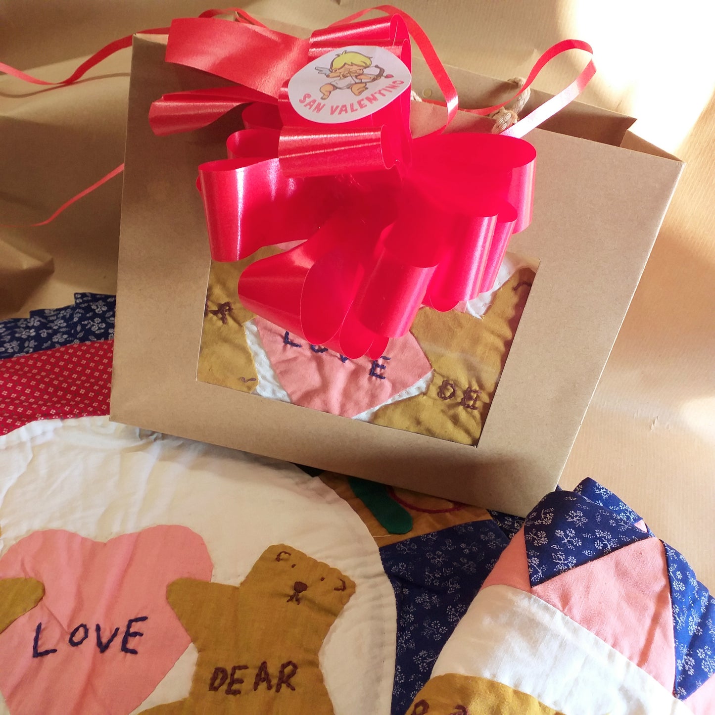 fiocco rosso shopper carta kraft borsina cuscini patchwork coppia federe orsi love e fiori packaging flower rotondo quadrato idea regalo San Valentino cupido