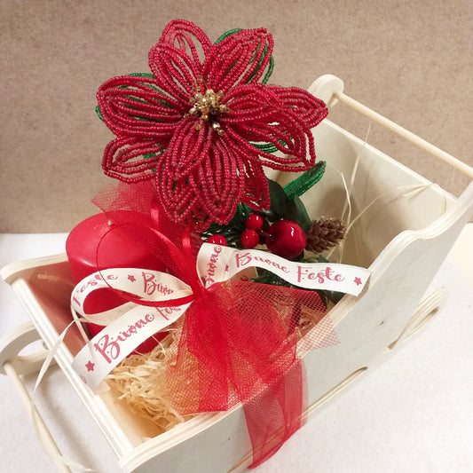 slitta legno pick bacche rosse candela nastro buone feste stella di natale composizione floreale fioristi perline veneziane idee regalo centrotavola