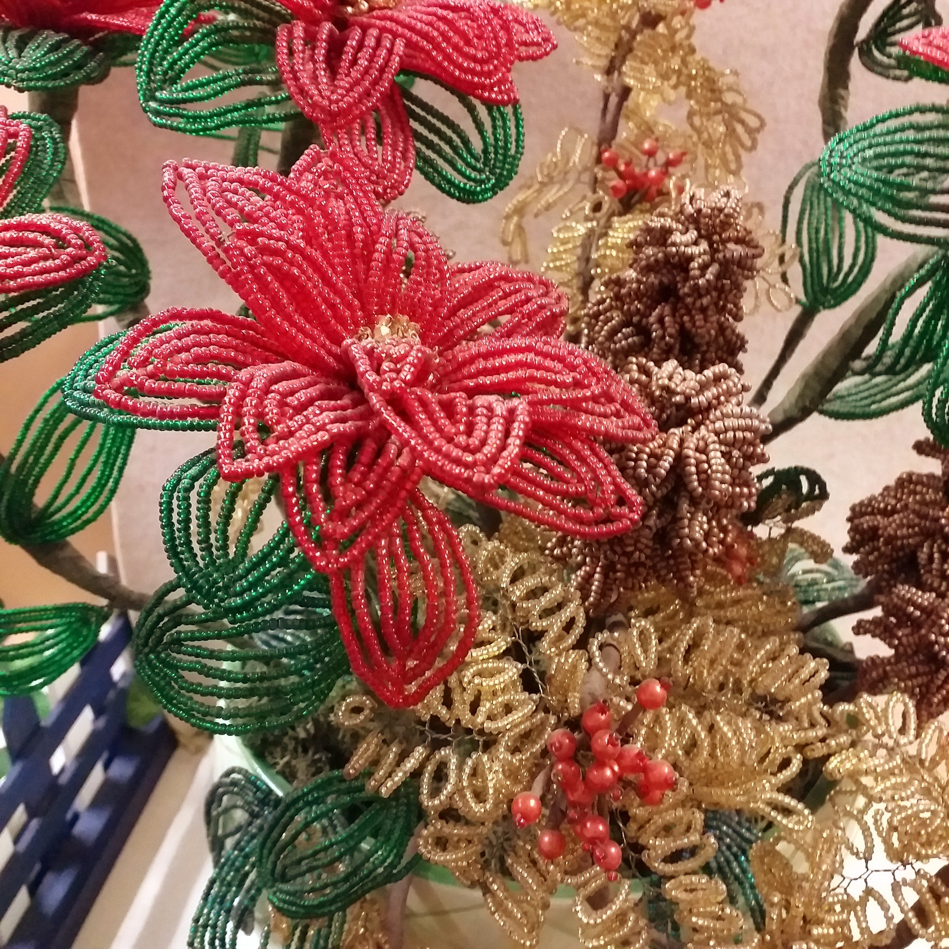 come fare packaging stella di natale composizione floreale fioristi perline veneziane idee regalo centrotavola rametti dorati bacche rosse artigianali