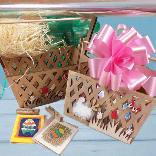 kit packaging paglietta legno riempitivo cellophane fiocchi nastro carta bigliettini uova mollettine cestino legno contenitori recinto staccionata gallo gallina fiori tulipani farfalla fai da te idea regalo pasquale confezione vetrina allestimento bomboniere