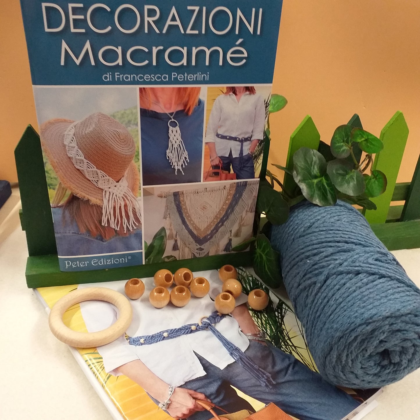 manuale libretto decorazioni Macramé Francesca Peterlini pack corda Stafil 10 perle cerchio legno corda blu indaco accessori foto tutorial cordino e cordoncino nodi tessitura cappello collana cintura arazzo wall hanging