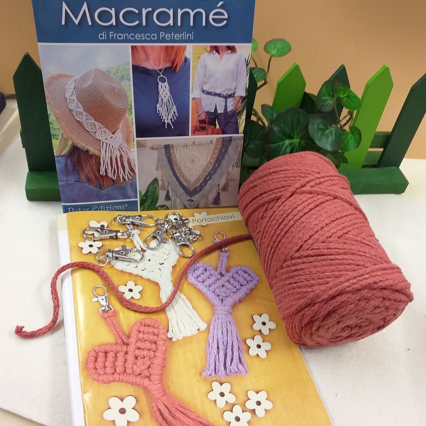 manuale libretto Macramé Francesca Peterlini pack corda Stafil rosso mattone 6 ganci moschettoni portachiavi accessori foto tutorial cordino e cordoncino nodi tessitura cuoricino portachiavi cappello collana cintura arazzo wall hanging