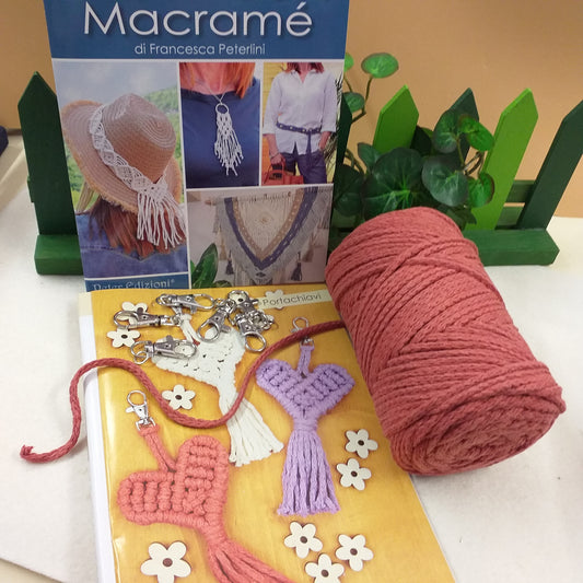 manuale libretto Macramé Francesca Peterlini pack corda Stafil rosso mattone 6 ganci moschettoni portachiavi accessori foto tutorial cordino e cordoncino nodi tessitura cuoricino portachiavi cappello collana cintura arazzo wall hanging