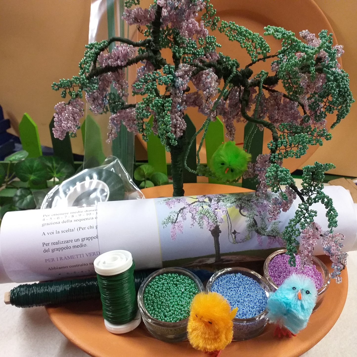 visione frontale perline verde lavanda lilla filo istruzioni guttaperca steli pulcini colorati materiale kit fai da te albero pianta bonsai glicine di perle rocailles vetro conteria veneziana