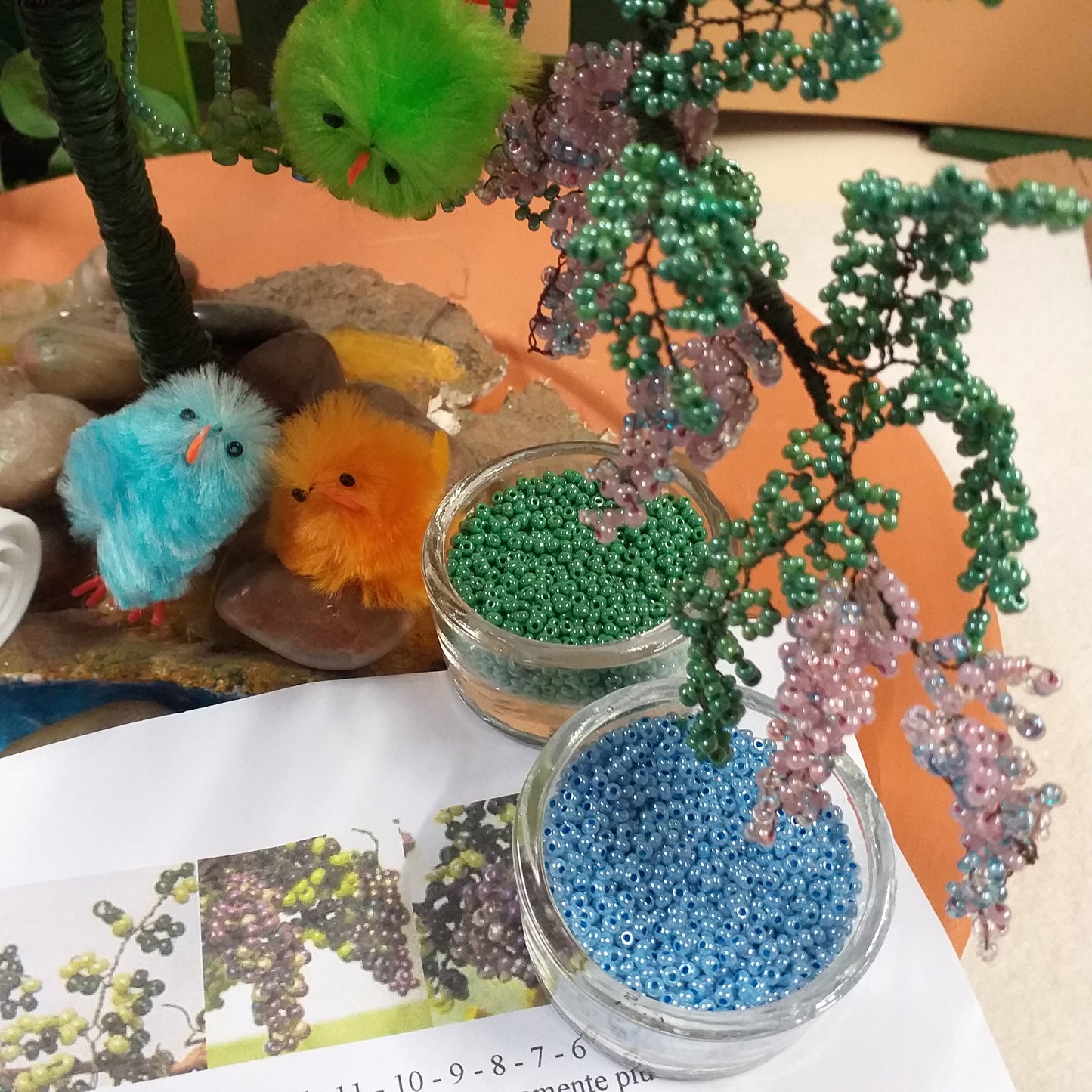 dettagli grappolini pendenti fiori perline verde lavanda lilla filo istruzioni guttaperca steli pulcini colorati materiale kit fai da te albero pianta bonsai glicine di perle rocailles vetro conteria veneziana